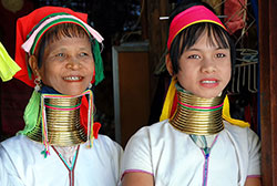 Kobiety Padaung w okolicach Loikaw, autor: Thomas Schoch; na licencji CC BY-SA 3.0