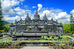 Brama Vihara Arama - największa buddyjska świątynia i klasztor niedaleko Loviny