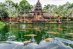 Tirta Empul - świątynię hinduską, w której Balijczycy dokonują oczyszczenia