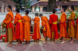 Wycieczka do Laosu: Ceremonia ofiarowania jałmużny, Luang Prabang