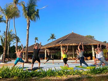 Zajęcia jogi na terenie hotelu przy plaży Ngapali, Birma