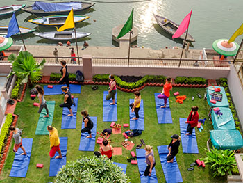 Zajęcia jogi nad Gangesem w Waranasi, Indie