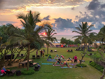 Zajęcia jogi na terenie hotelu w Waskaduwa, Sri Lanka