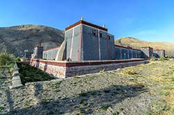 Klasztor Sakya - forteca w stylu mongolskim
